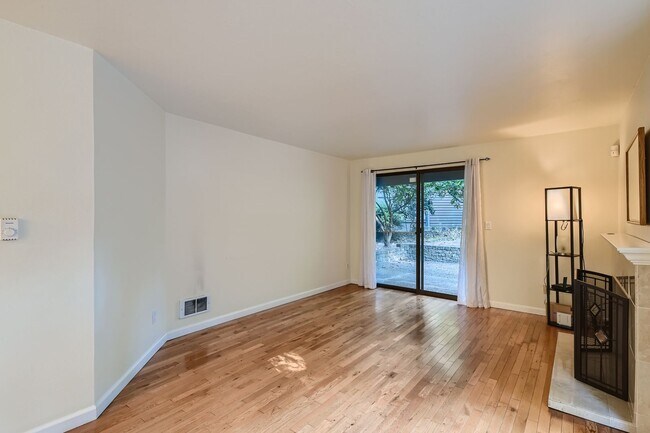 Building Photo - Perfect Kirkland Condo w/ 2bd & 1bth. Priv...