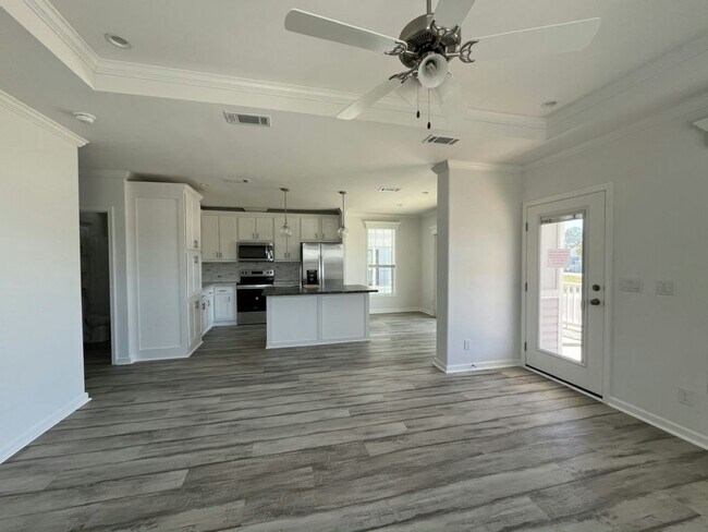 Building Photo - 115 N Lake Dr
