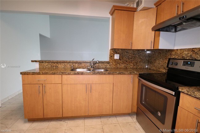 Building Photo - 9429 Fontainebleau Blvd