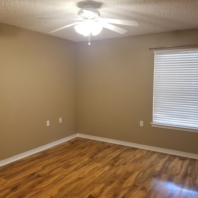 Building Photo - Easy access to shopping, interstate & bases!