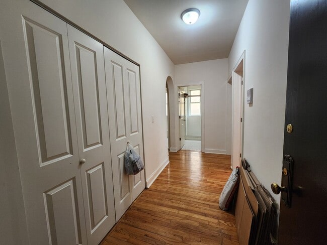 Building Photo - Large 2-bed/2-bath Apartment With Updated Kitchen and Large Living Room