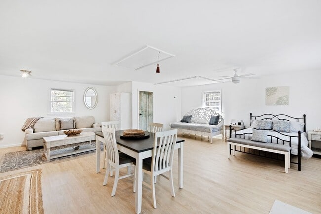 Building Photo - Charming Bungalow Retreat: Fully Equipped,...