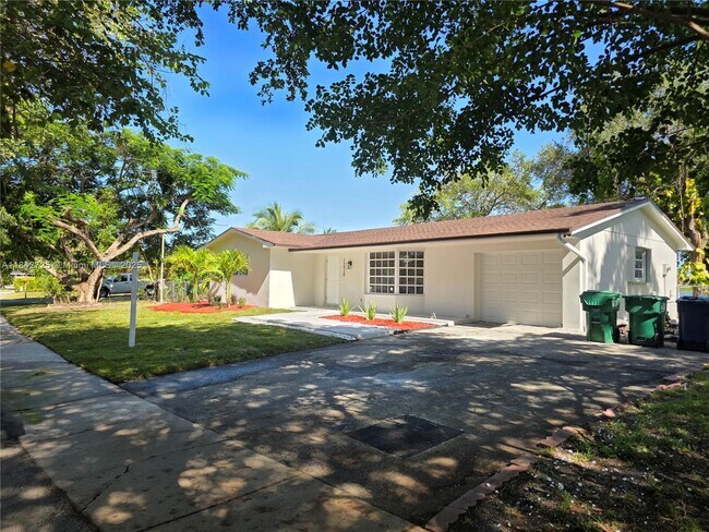 Foto del edificio - 13920 Kendale Lakes Blvd