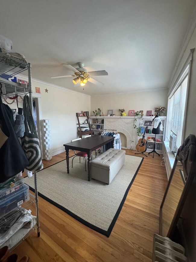 Foto del edificio - Lovely and Very Large Ravenswood Manor 1 BR