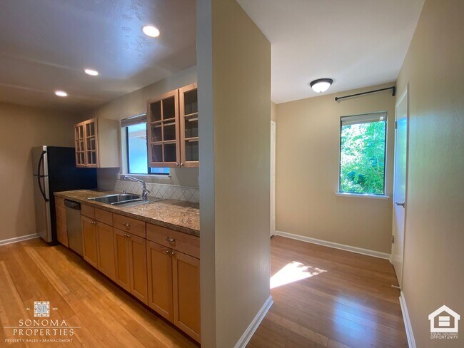 Building Photo - 2BD/2BA Upper-Level Condo on Sonoma's East...