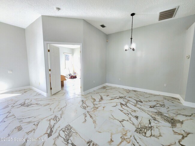 Building Photo - 501 Carmel Dr