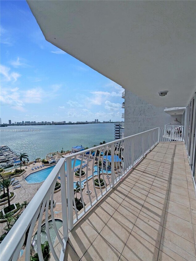 Foto principal - 7601 E Treasure Dr