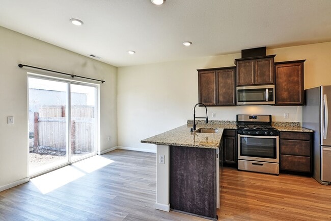 Building Photo - Newer home, dead end street, AC, Gas heat,...