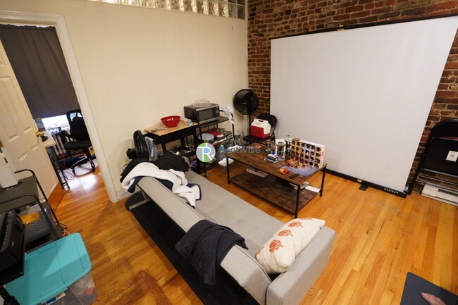 Building Photo - 40 Anderson St