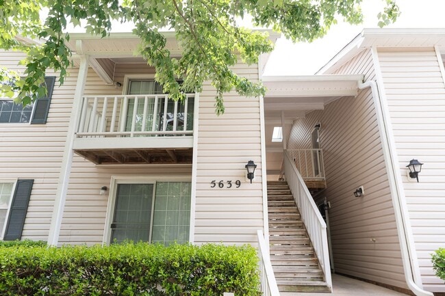 Building Photo - 2 Bed, 1 Bath Condo off Wendover Ave Green...