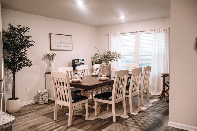 Foto del edificio - 228 Lockwood Way E