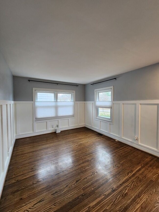 Foto del edificio - Beautiful and Spacious 3BR 2BA Home w/ Remodeled Kitchen • Patio & Fenced Yard in St. Matthews