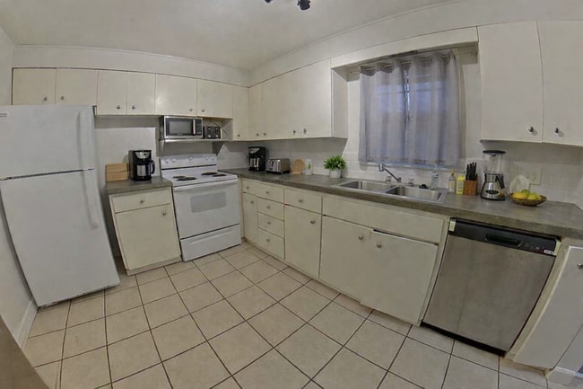 Building Photo - Great Location! 2 Blocks to Campus + Pet-Friendly + Off-Street Parking + Washer & Dryer Included!...