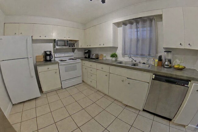 Foto del edificio - Great Location! 2 Blocks to Campus + Pet-Friendly + Off-Street Parking + Washer & Dryer Included!...