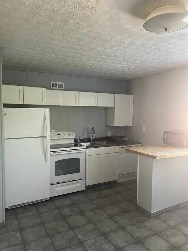 Foto del edificio - Three bedroom 1 1/2 bath ranch home