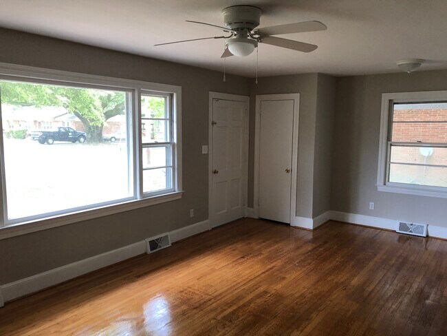 Building Photo - 305 Nichols Dr