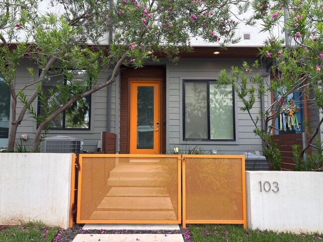 Foto del edificio - Gorgeous 2 Story Townhome in the Heart of ...