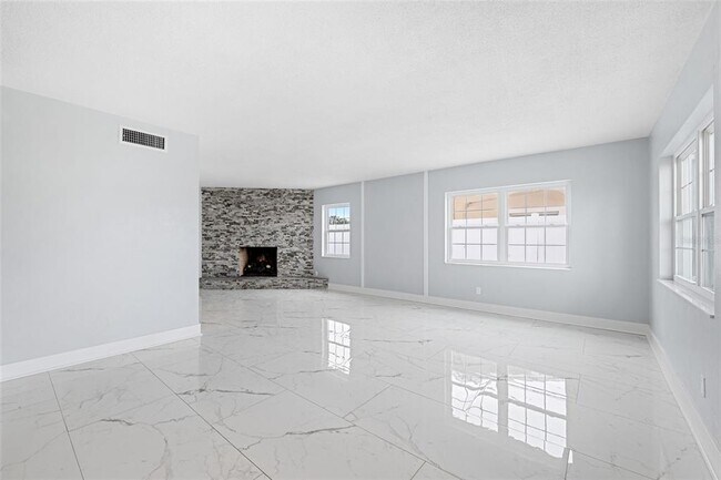Building Photo - 4000 14th Way NE