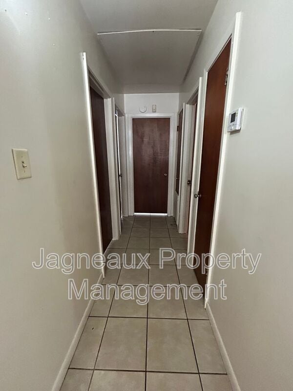 Building Photo - 301 Doc Duhon St