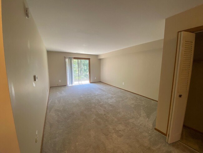 Foto del edificio - Cozy 2 Bedroom, 1 Bath Apartment with Balc...