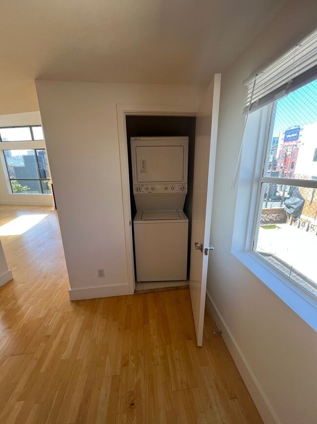 Building Photo - TOP FLOOR LOFT 2BR 2 BA , PARKING! LAUNDRY...