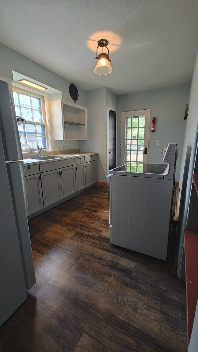 Kitchen - 706 W Kalamazoo Ave