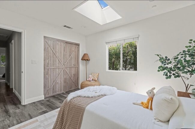 Room 2 with sun roof (can close) - 5434 4th Ave