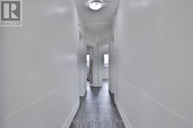 Photo du bâtiment - 1191-1191 St Clair Ave W