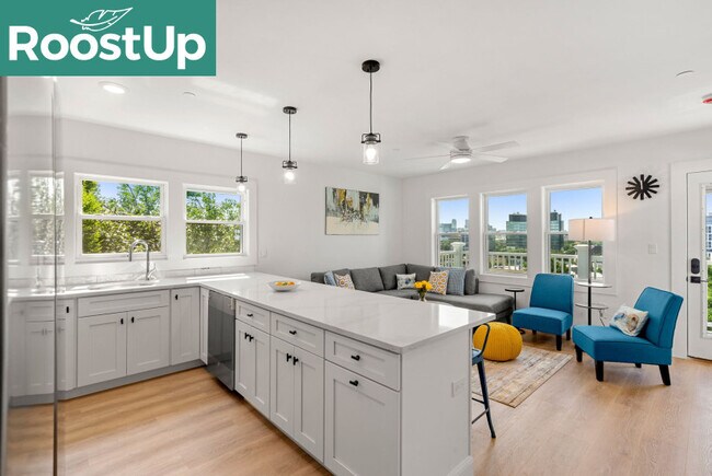 Foto del edificio - RoostUp Furnished Private Bedroom with Pri...