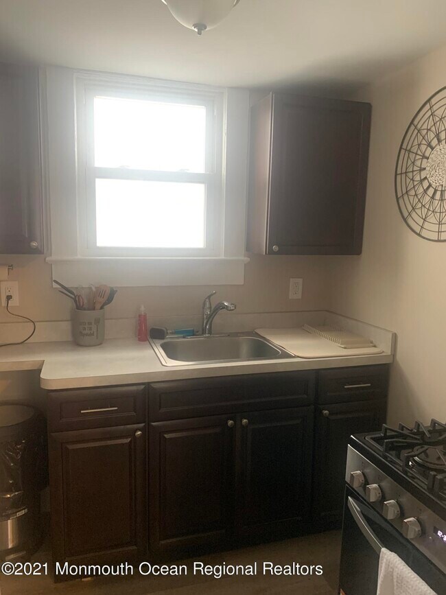 Building Photo - 1110 Main St