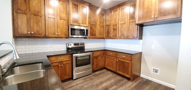 Building Photo - 6501 Bent Wood Villas Dr