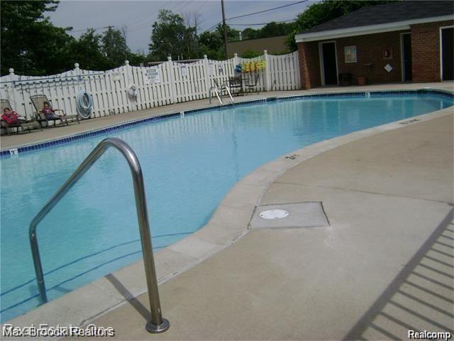 Foto del edificio - 2405 Torquay Ave