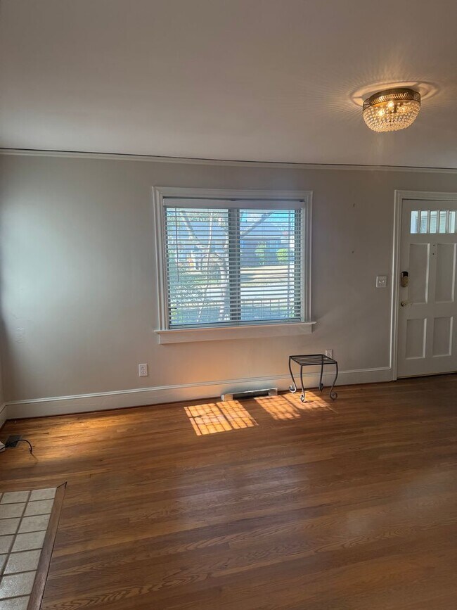 Building Photo - Fantastic Location & Price......More pictu...