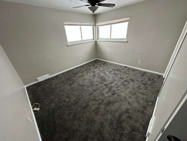 Foto del edificio - HUGE Updated Apartment with hardwood floors
