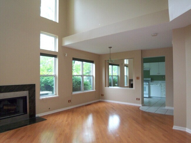 Building Photo - 930 Charlela Ln