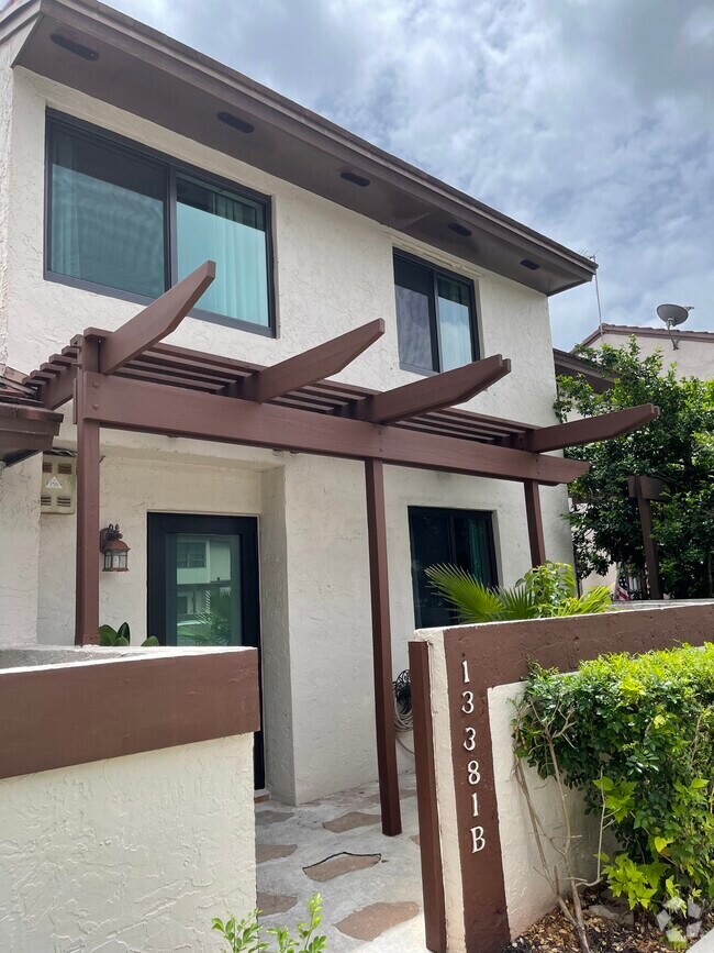 Calusa Point Apartments for Rent with a Living Room Miami, FL 1