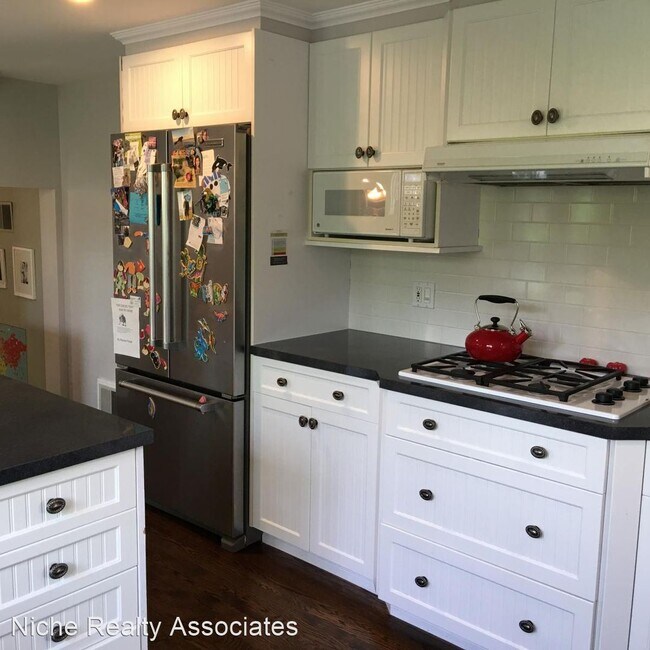 Building Photo - 3 br, 2.5 bath House - 4500 NE 75th St