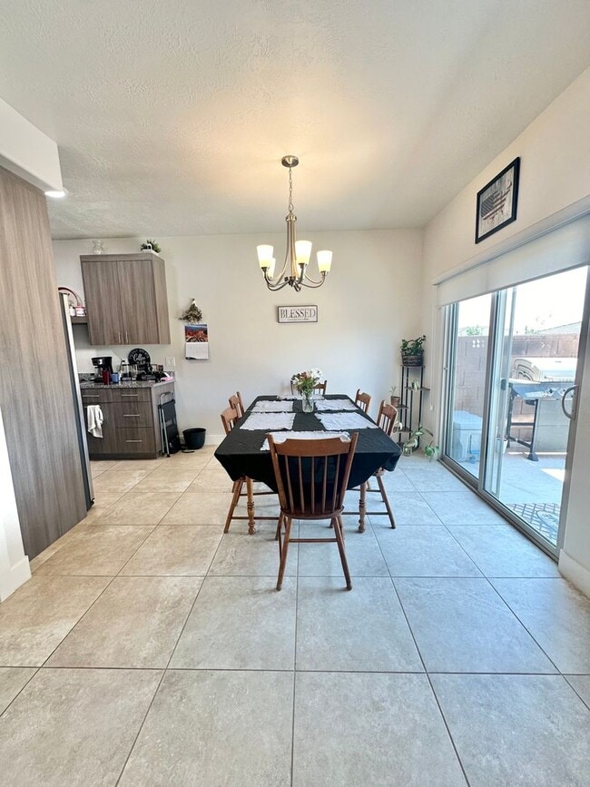 Building Photo - Tortoise Rock Dr Townhome!