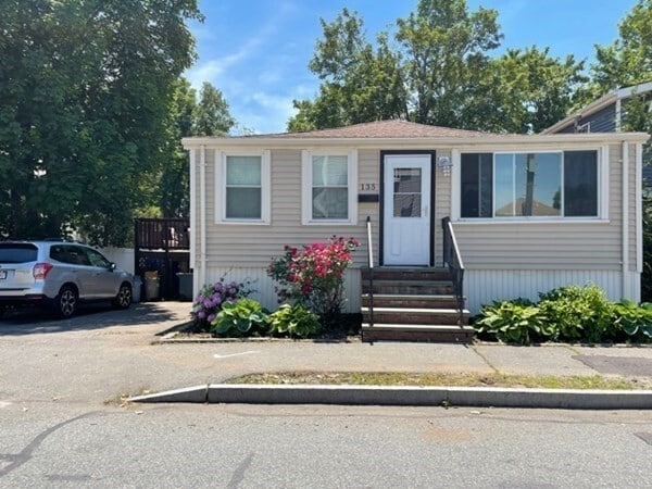 Primary Photo - 135 Darrow St