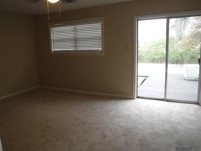 Foto del edificio - 5648 Riverstone Dr