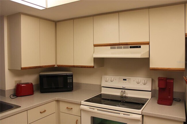 Foto del edificio - 6304 Pointe W Blvd W
