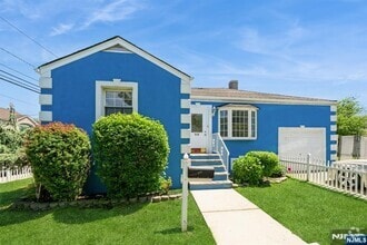 Building Photo - 940 Schopmann Dr