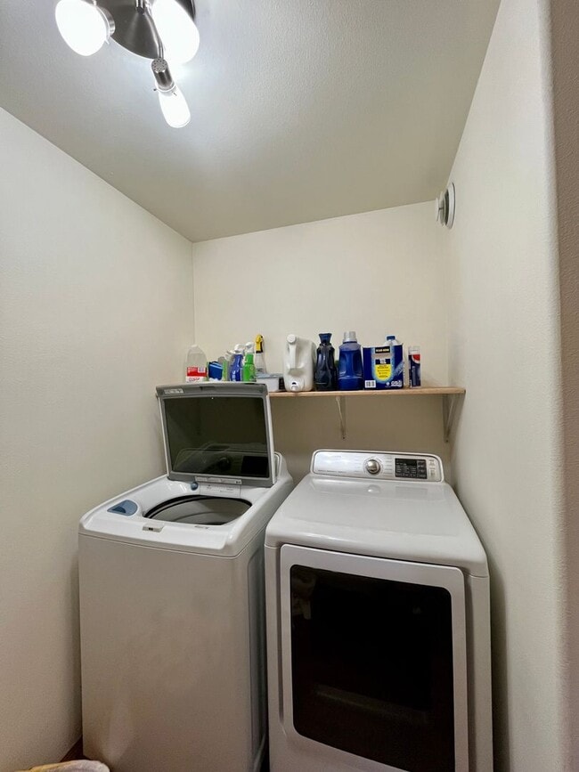 Building Photo - Pet friendly, ranch home for rent in North Pole