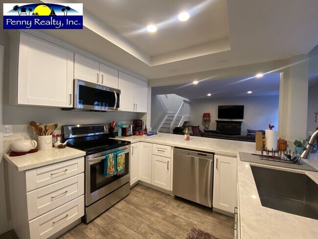 Building Photo - FULLY FURNISHED 2 Bedroom 2.5 Bath townhom...