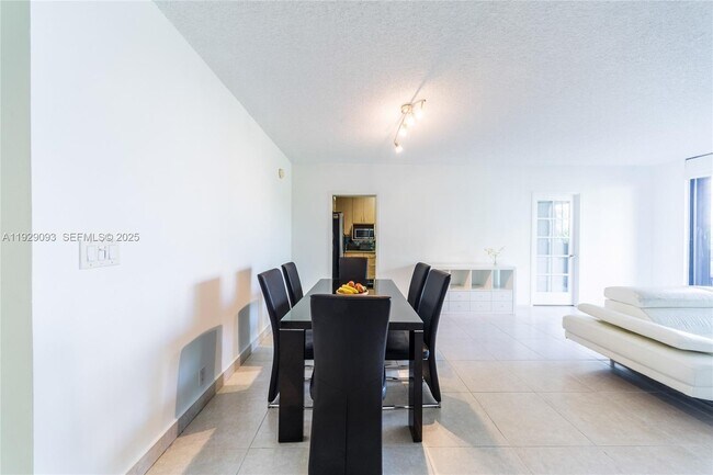 Foto del edificio - 121 Crandon Blvd