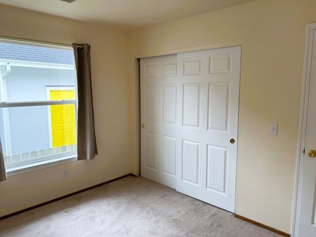 Foto del edificio - Spacious 3-bed 2-bath home with attached g...