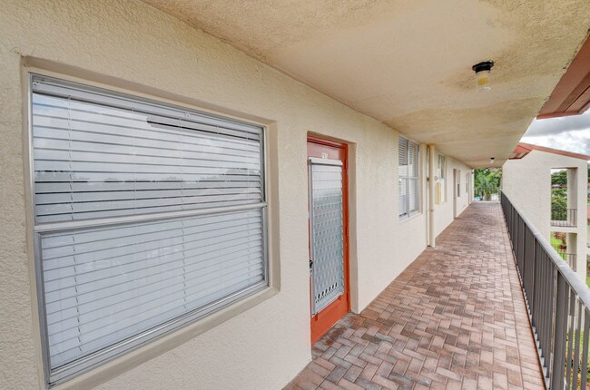 Foto del edificio - 6650 S Oriole Boulevard #406