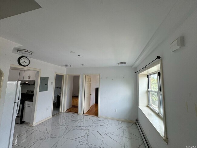 Building Photo - 185-11 73rd Ave