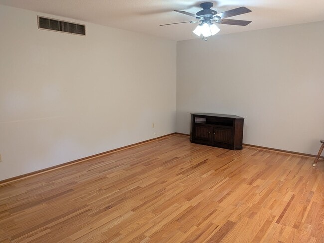 Building Photo - 2513 Lilac Dr