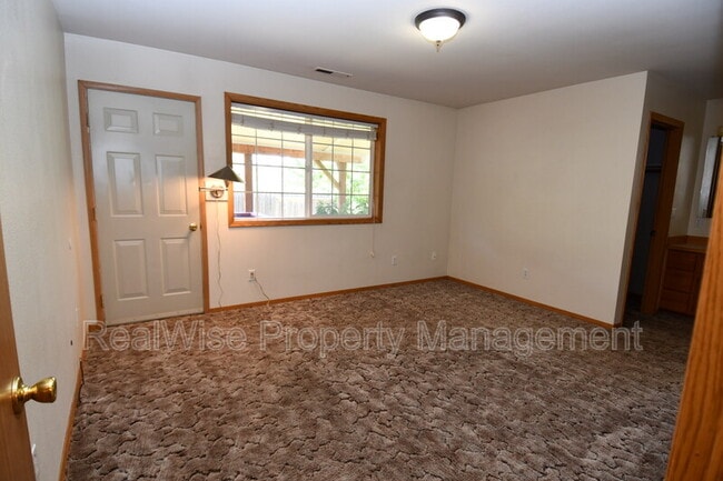 Building Photo - 116 SE Debbie Way